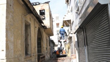 Yangında zarar gören tarihi Mersin evinin çatısı temizlendi
