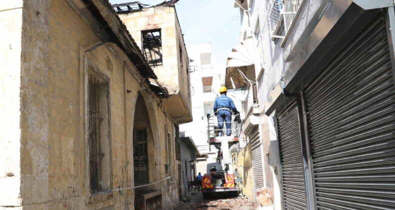Yangında zarar gören tarihi Mersin evinin çatısı temizlendi
