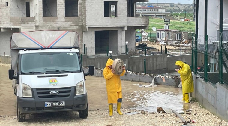 Tarsus’ta sağanak yağışlara ekipler anında müdahale etti