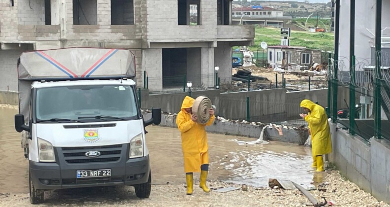 Tarsus’ta sağanak yağışlara ekipler anında müdahale etti