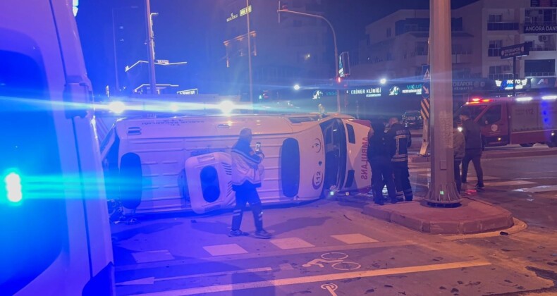 Hasta taşıyan ambulansla otomobil çarpıştı: 4 yaralı