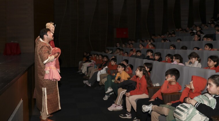 Mersin’de Şehir Tiyatrosu gençleri ‘Bilge Hekim Lokman’ ile buluşturdu