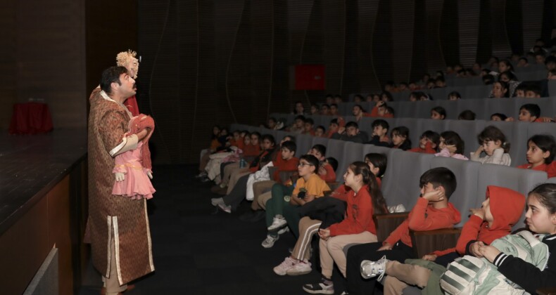 Mersin’de Şehir Tiyatrosu gençleri ‘Bilge Hekim Lokman’ ile buluşturdu