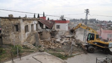 Mersin’de metruk bina kontrollü şekilde yıkıldı