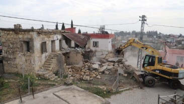 Mersin’de metruk bina kontrollü şekilde yıkıldı