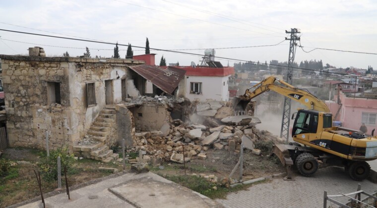 Mersin’de metruk bina kontrollü şekilde yıkıldı