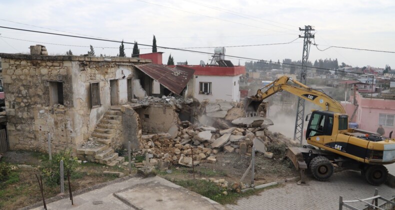Mersin’de metruk bina kontrollü şekilde yıkıldı