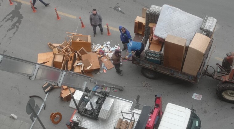 Mersin’de halk sağlığını tehdit eden çöp ev temizlendi
