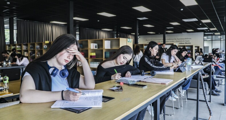 Mersin’de okuma salonları gençlerin ikinci evi oldu