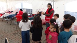 Mersin’de kan veren itfaiye erleri öğrencilerden alkış aldı