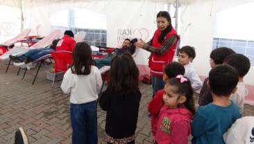 Mersin’de kan veren itfaiye erleri öğrencilerden alkış aldı