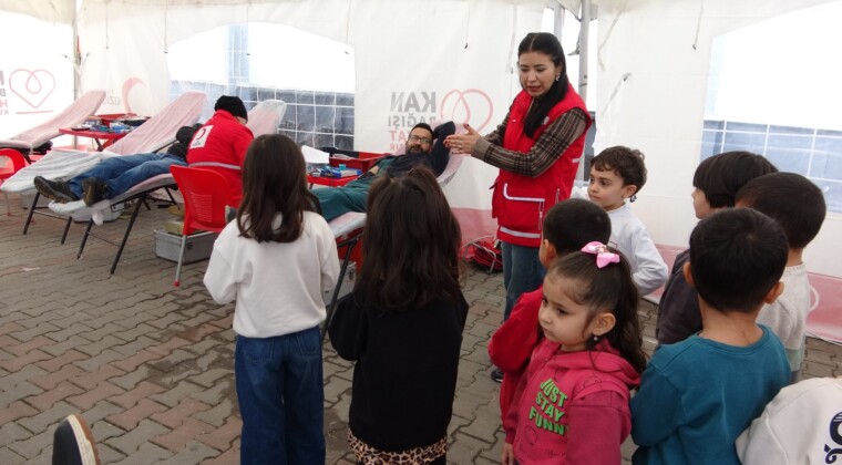Mersin’de kan veren itfaiye erleri öğrencilerden alkış aldı
