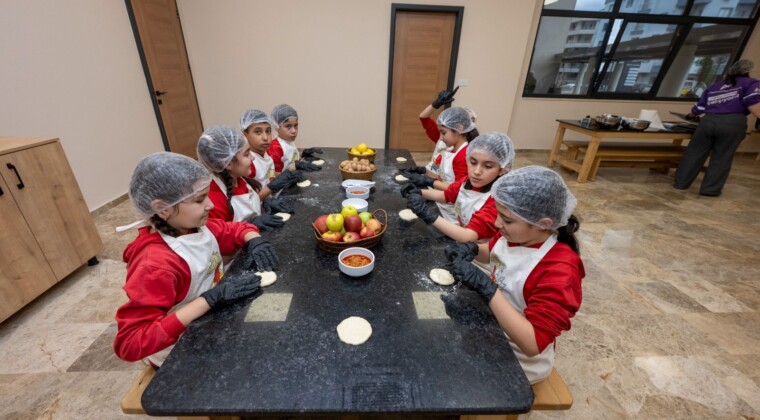 Çocuk kampüsünde çocuklar hem eğleniyor, hem de öğreniyor