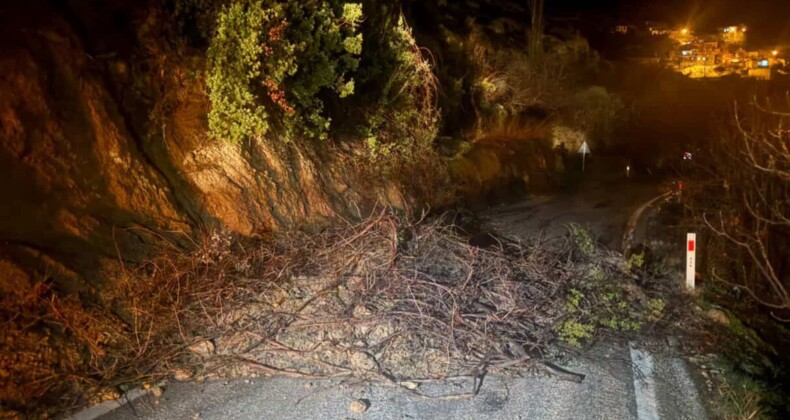 Mut’ta aşırı yağış nedeniyle kapanan yol ulaşıma açıldı