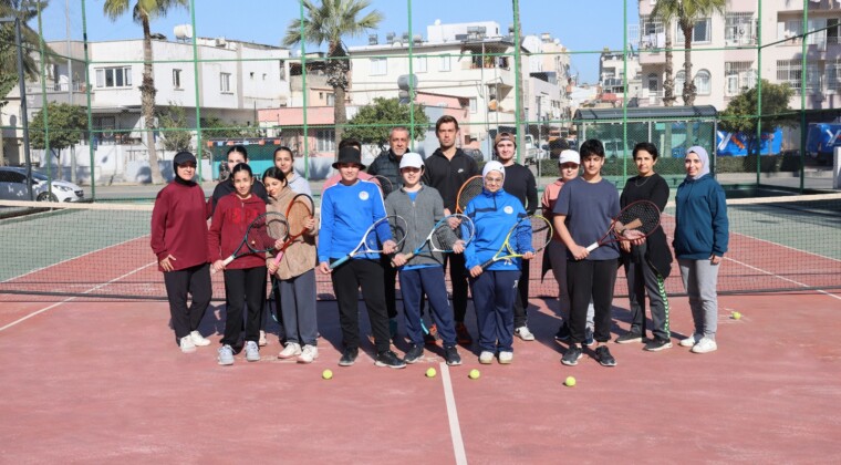 AKDENİZ BELEDİYESİ TENİS KURSU GENÇ YETENEKLER YETİŞTİRİYOR