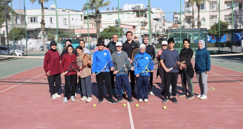 AKDENİZ BELEDİYESİ TENİS KURSU GENÇ YETENEKLER YETİŞTİRİYOR