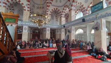 ANAMUR’DA HANIMLARA ÖZEL KADİR GECESİ PROGRAMI DÜZENLENDİ