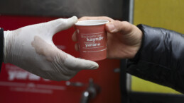 BÜYÜKŞEHİR’İN KAYNAR İKRAMIYLA SOĞUK HAVAYA SICAK BİR DOKUNUŞ…