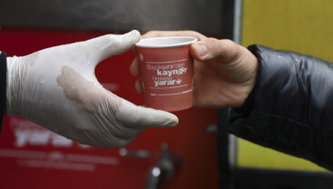 BÜYÜKŞEHİR’İN KAYNAR İKRAMIYLA SOĞUK HAVAYA SICAK BİR DOKUNUŞ…