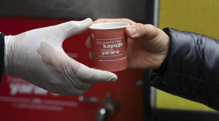 BÜYÜKŞEHİR’İN KAYNAR İKRAMIYLA SOĞUK HAVAYA SICAK BİR DOKUNUŞ…