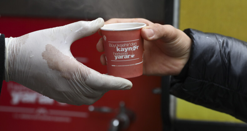 BÜYÜKŞEHİR’İN KAYNAR İKRAMIYLA SOĞUK HAVAYA SICAK BİR DOKUNUŞ…