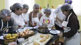 MERSİN BÜYÜKŞEHİR’İN MUTFAK ATÖLYESİ ÇOCUKLARA YENİ BECERİLER KAZANDIRIYOR