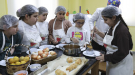 MERSİN BÜYÜKŞEHİR’İN MUTFAK ATÖLYESİ ÇOCUKLARA YENİ BECERİLER KAZANDIRIYOR