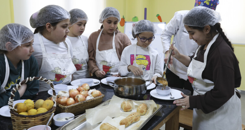 MERSİN BÜYÜKŞEHİR’İN MUTFAK ATÖLYESİ ÇOCUKLARA YENİ BECERİLER KAZANDIRIYOR