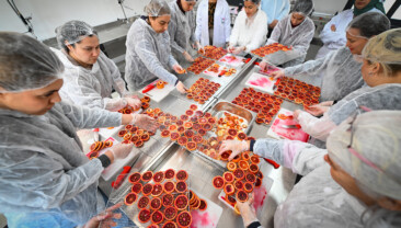 MERSİN BÜYÜKŞEHİR COĞRAFİ İŞARETLİ KAN PORTAKALI’NI KADIN EMEĞİ İLE GELECEĞE TAŞIYOR BÜYÜKŞEHİR’İN KÖYÜMÜZ ATÖLYE PROJESİYLE KADIN EMEĞİ PROFESYONEL ÜRETİME DÖNÜŞÜYOR