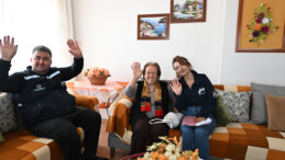 MERSİN BÜYÜKŞEHİR, “YAŞLI DESTEK HİZMETLERİ” İLE YAŞ ALMIŞLARIN EVİNDE BİR SES OLUYOR