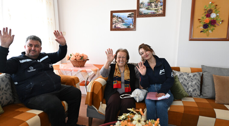 MERSİN BÜYÜKŞEHİR, “YAŞLI DESTEK HİZMETLERİ” İLE YAŞ ALMIŞLARIN EVİNDE BİR SES OLUYOR