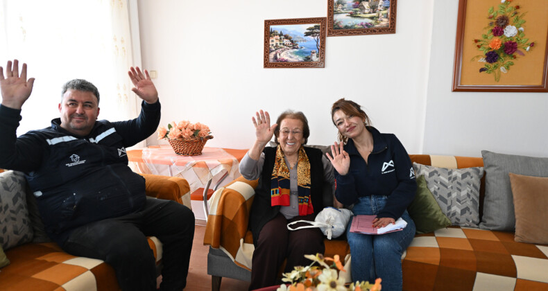 MERSİN BÜYÜKŞEHİR, “YAŞLI DESTEK HİZMETLERİ” İLE YAŞ ALMIŞLARIN EVİNDE BİR SES OLUYOR