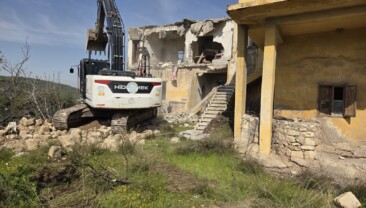 AKDENİZ’DE CAN VE MAL GÜVENLİĞİNİ TEHDİT EDEN RİSKLİ YAPILAR YIKILIYOR