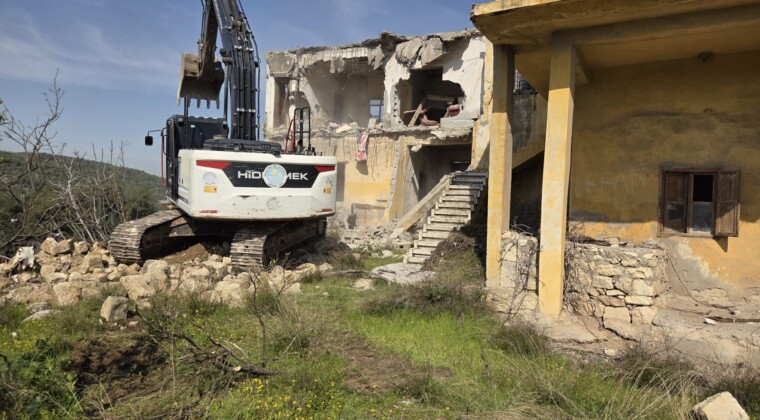 AKDENİZ’DE CAN VE MAL GÜVENLİĞİNİ TEHDİT EDEN RİSKLİ YAPILAR YIKILIYOR