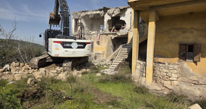 AKDENİZ’DE CAN VE MAL GÜVENLİĞİNİ TEHDİT EDEN RİSKLİ YAPILAR YIKILIYOR