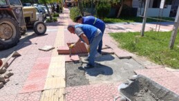 AKDENİZ BELEDİYESİ’NDEN DÖRT BİR YANA HİZMET: SOKAKLAR VE BAHÇE YOLLARI YENİLENİYOR