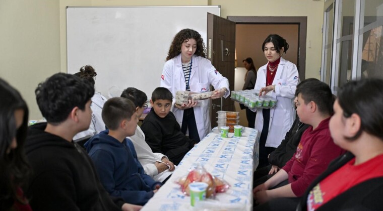 SİLİFKE’DE AŞHANEDEN HER GÜN YÜZLERCE KİŞİYE SICAK YEMEK DESTEĞİ