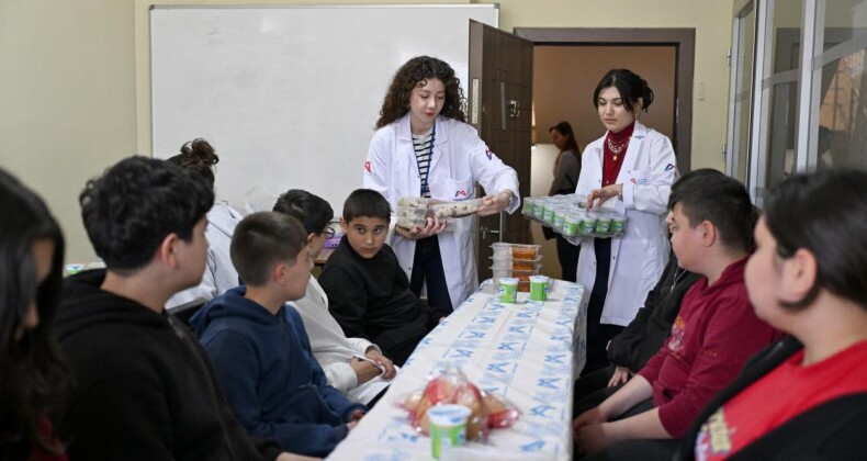 SİLİFKE’DE AŞHANEDEN HER GÜN YÜZLERCE KİŞİYE SICAK YEMEK DESTEĞİ