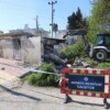 AKDENİZ’DE CAN GÜVENLİĞİ İÇİN RİSK OLUŞTURAN ESKİ YAPILAR YIKILIYOR