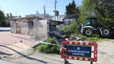 AKDENİZ’DE CAN GÜVENLİĞİ İÇİN RİSK OLUŞTURAN ESKİ YAPILAR YIKILIYOR