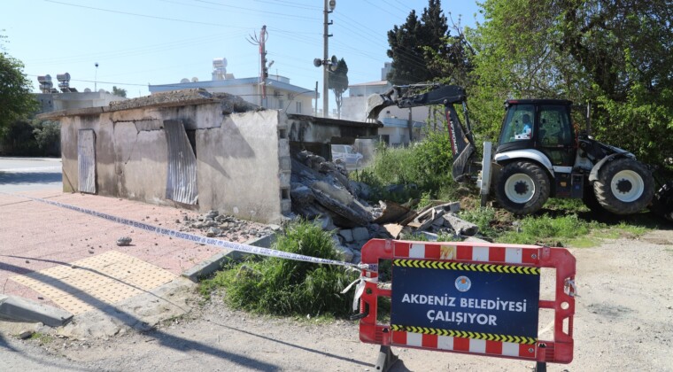 AKDENİZ’DE CAN GÜVENLİĞİ İÇİN RİSK OLUŞTURAN ESKİ YAPILAR YIKILIYOR