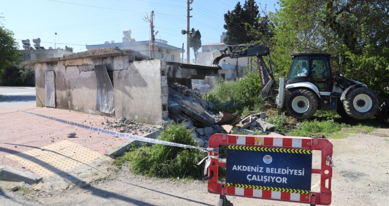 AKDENİZ’DE CAN GÜVENLİĞİ İÇİN RİSK OLUŞTURAN ESKİ YAPILAR YIKILIYOR