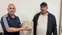 Emekli polis bulduğu içinde 250 bin TL’lik döviz olan çantayı sahibine teslim etti