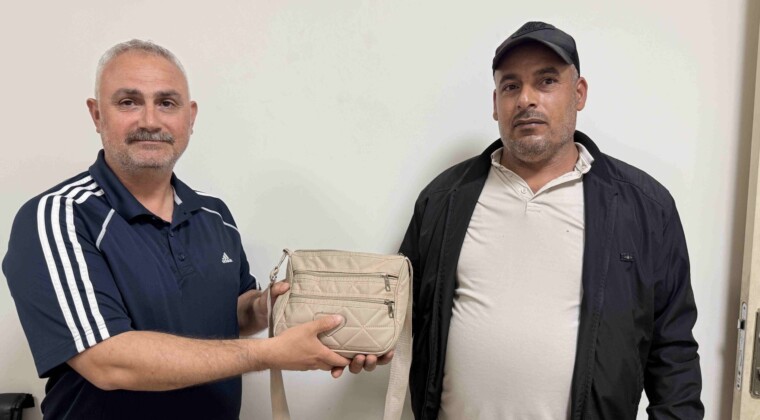 Emekli polis bulduğu içinde 250 bin TL’lik döviz olan çantayı sahibine teslim etti