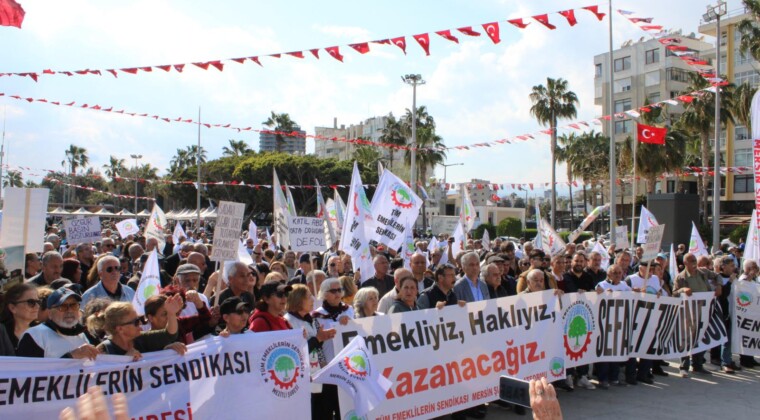 CHP PM ÜYESİ OZAN VARAL EMEKLİLERLE MEYDANDA, OMUZ OMUZA YÜRÜDÜ