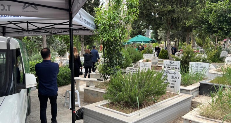 Boğazına çilek kaçarak hayatını kaybeden minik Mustafa Mersin’de toprağa verildi