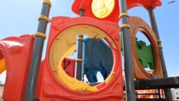 Mersin’de çocuk parkına çirkin saldırı: Oyun grupları ateşe verildi