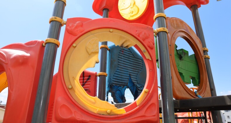 Mersin’de çocuk parkına çirkin saldırı: Oyun grupları ateşe verildi