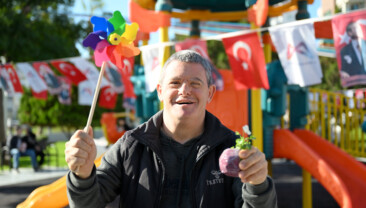 MERSİN BÜYÜKŞEHİR’İN HİZMETLERİ ENGEL TANIMIYOR MERSİN’DE ENGELLER BÜYÜKŞEHİR İLE ORTADAN KALKIYOR