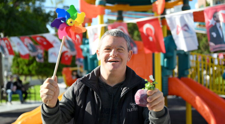 MERSİN BÜYÜKŞEHİR’İN HİZMETLERİ ENGEL TANIMIYOR MERSİN’DE ENGELLER BÜYÜKŞEHİR İLE ORTADAN KALKIYOR